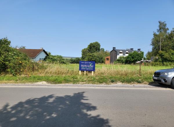65.000,00 €. Terrain à bâtir de ~530 m². Grande façade de 25 m. A 240 m de la Place.
