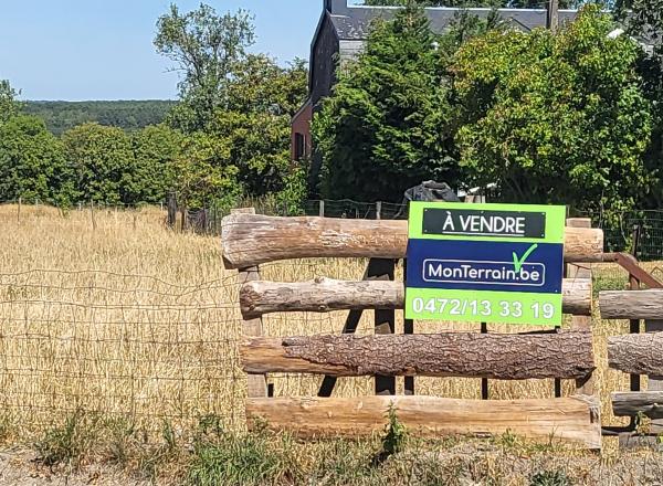 65.880,00 €. Terrain à bâtir de ~488 m². Grande façade de 24 m. A 240 m de la Place. Libre de constructeur.