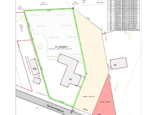 65.000,00 €. Terrain à bâtir de ~488 m². Grande façade de 24 m. A 240 m de la Place.