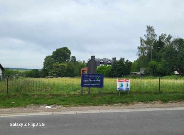 Pour investisseur = possibilité de 3 maisons. 161.995,00 €. Façade : ~42,32 m. A 240 m. du centre ville. Constructeur exclusif : Maisons Baijot. (Michel au 0472/13.33.19).