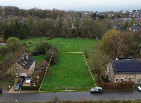 182.500,00 €. Très beau terrain plat de 1.052 m² et 21 m façade.