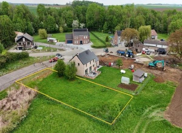 104.500,00 €. Beau terrain plat de 883 m² et d'une façade de 20 m. Très bien orienté SUD.