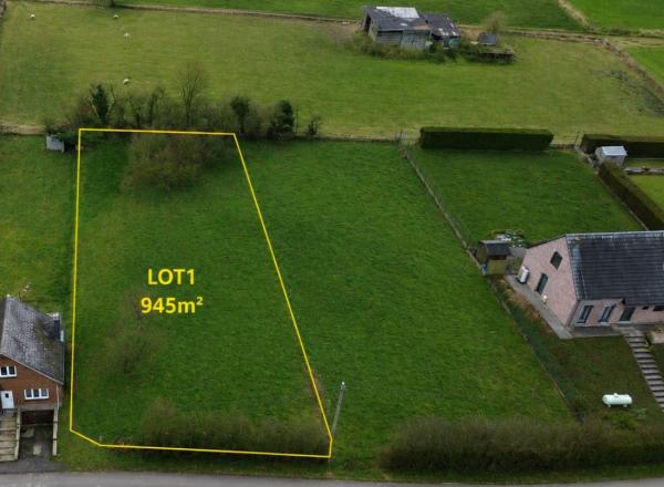 72.500 € HF. Terrain de 945 m² avec une façade à rue de ~18 m.
Situation dans une rue calme.
Constructeur exclusif : les Maisons Baijot.
